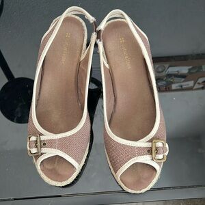 Size 8 naturalizer Sherene Brown wedge. Like new. Stored in original box.